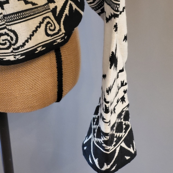 Flashback large black and white Aztec print cropped jacket - Picture 5 of 7
